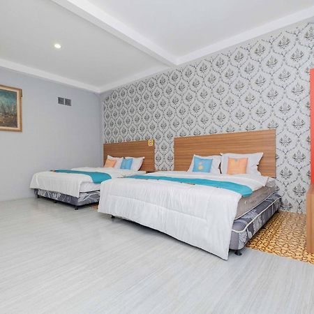 Sans Wm Hotel Blitar Exterior foto