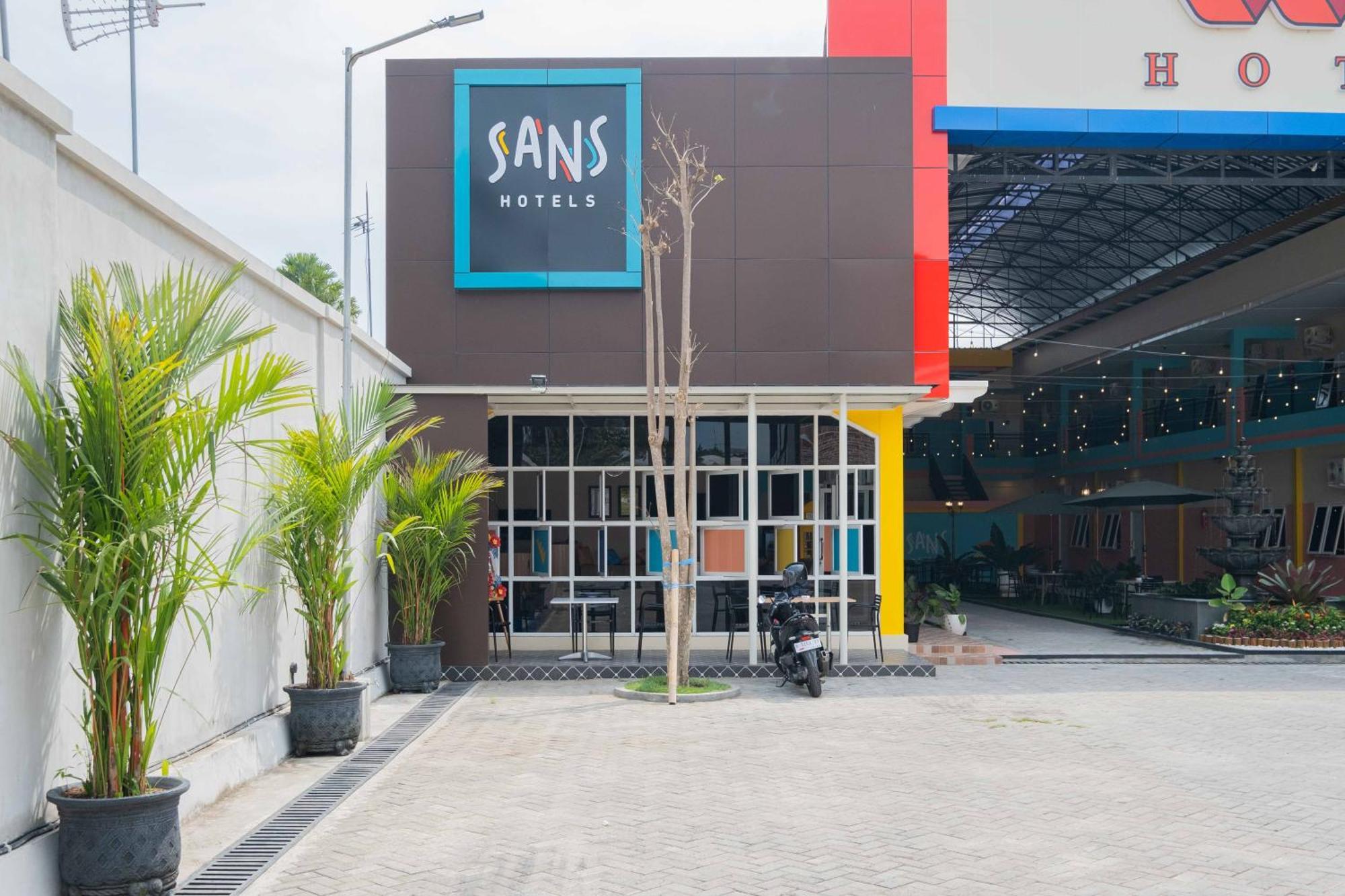 Sans Wm Hotel Blitar Exterior foto